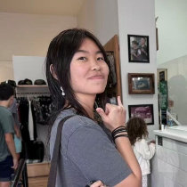 Headhsot for Vivian Tu
